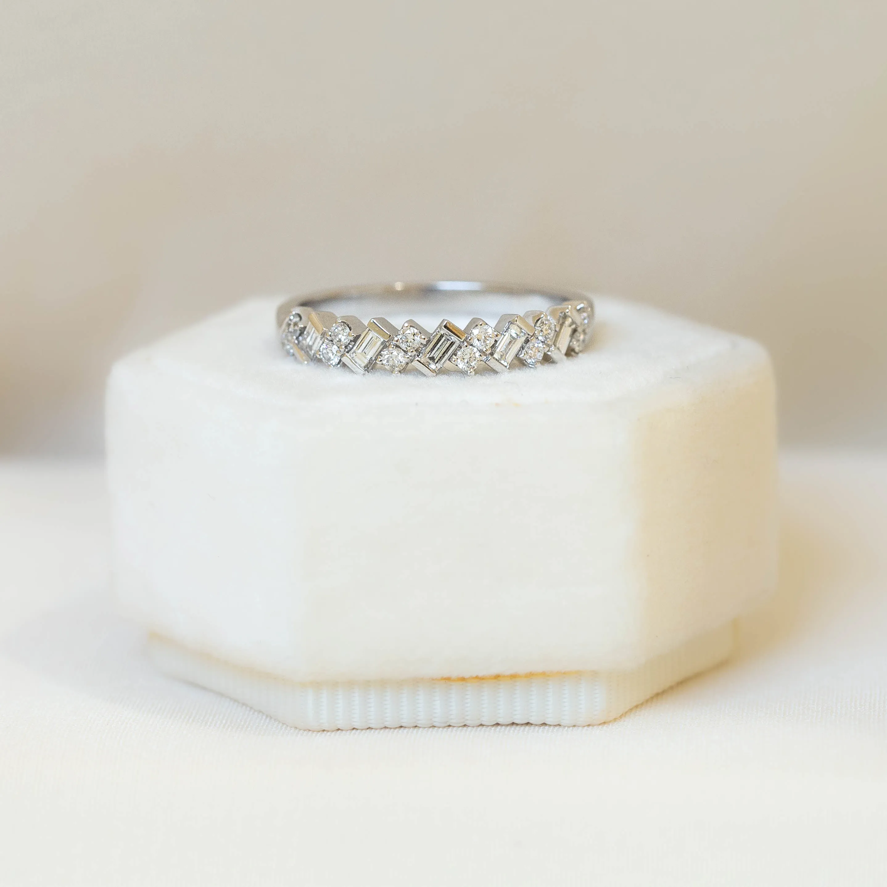 14kw Round & Baguette Diamond Diagonal Band