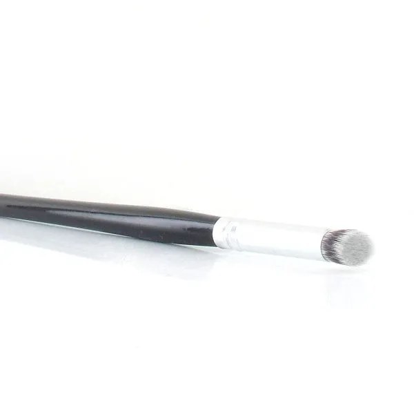 ANGLED CONCEALER BRUSH