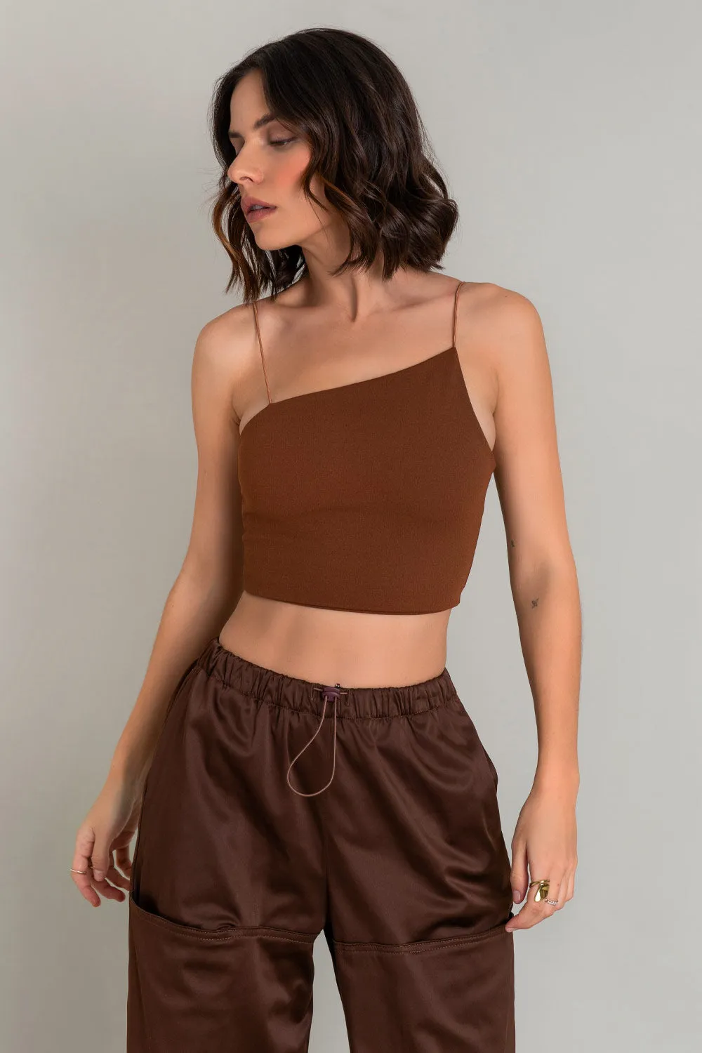 Crop top tirantes escote diagonal