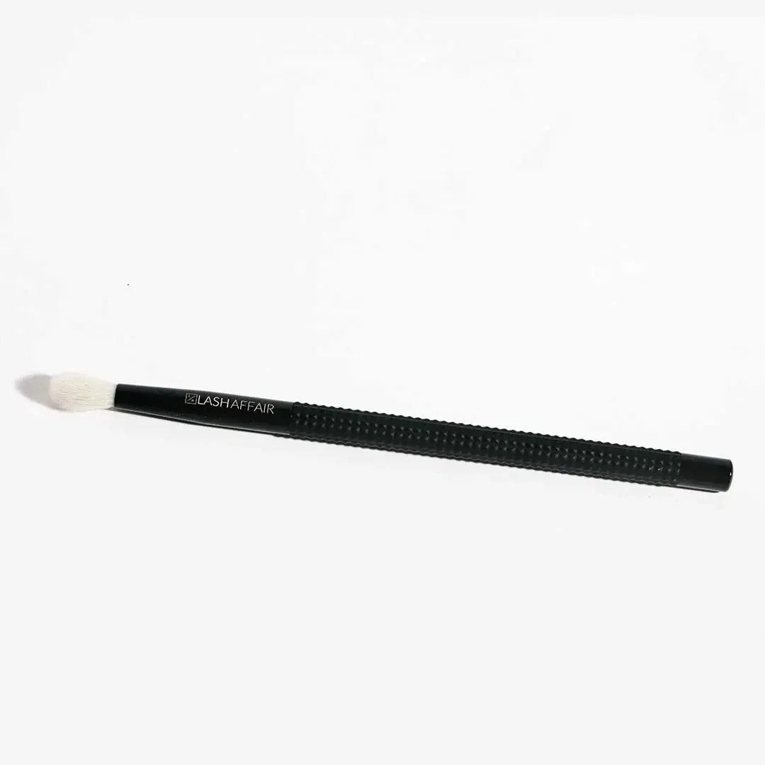 MAGNETIC LASH CLEANSING BRUSH - 20 PACK A total stud with a magnetic personality