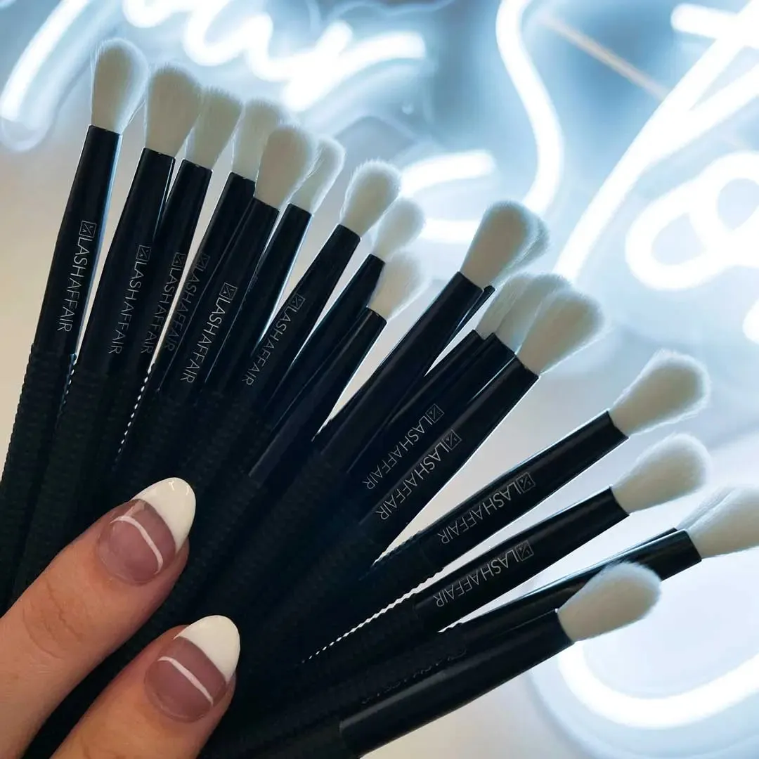 MAGNETIC LASH CLEANSING BRUSH - 20 PACK A total stud with a magnetic personality