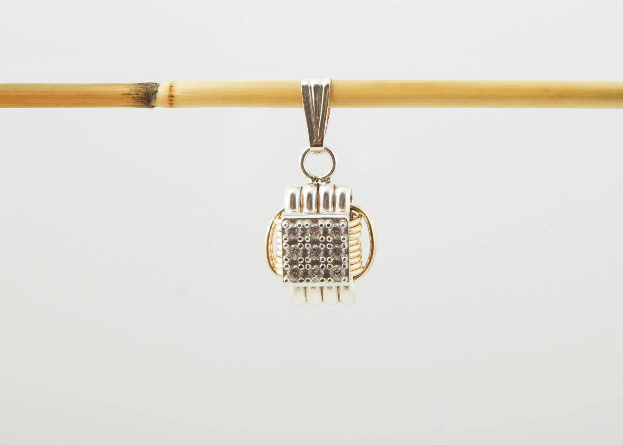Pendant Knot adorned with CZ