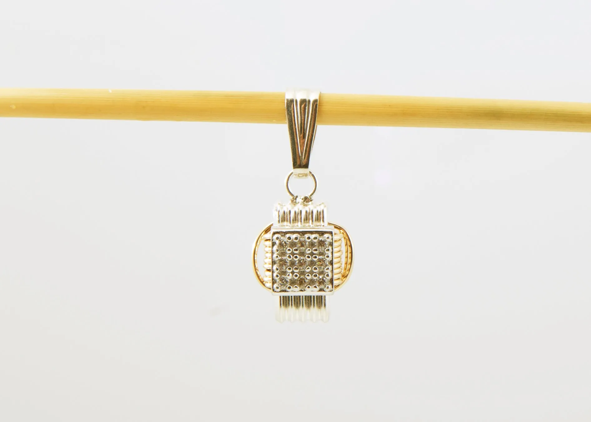 Pendant Knot adorned with CZ