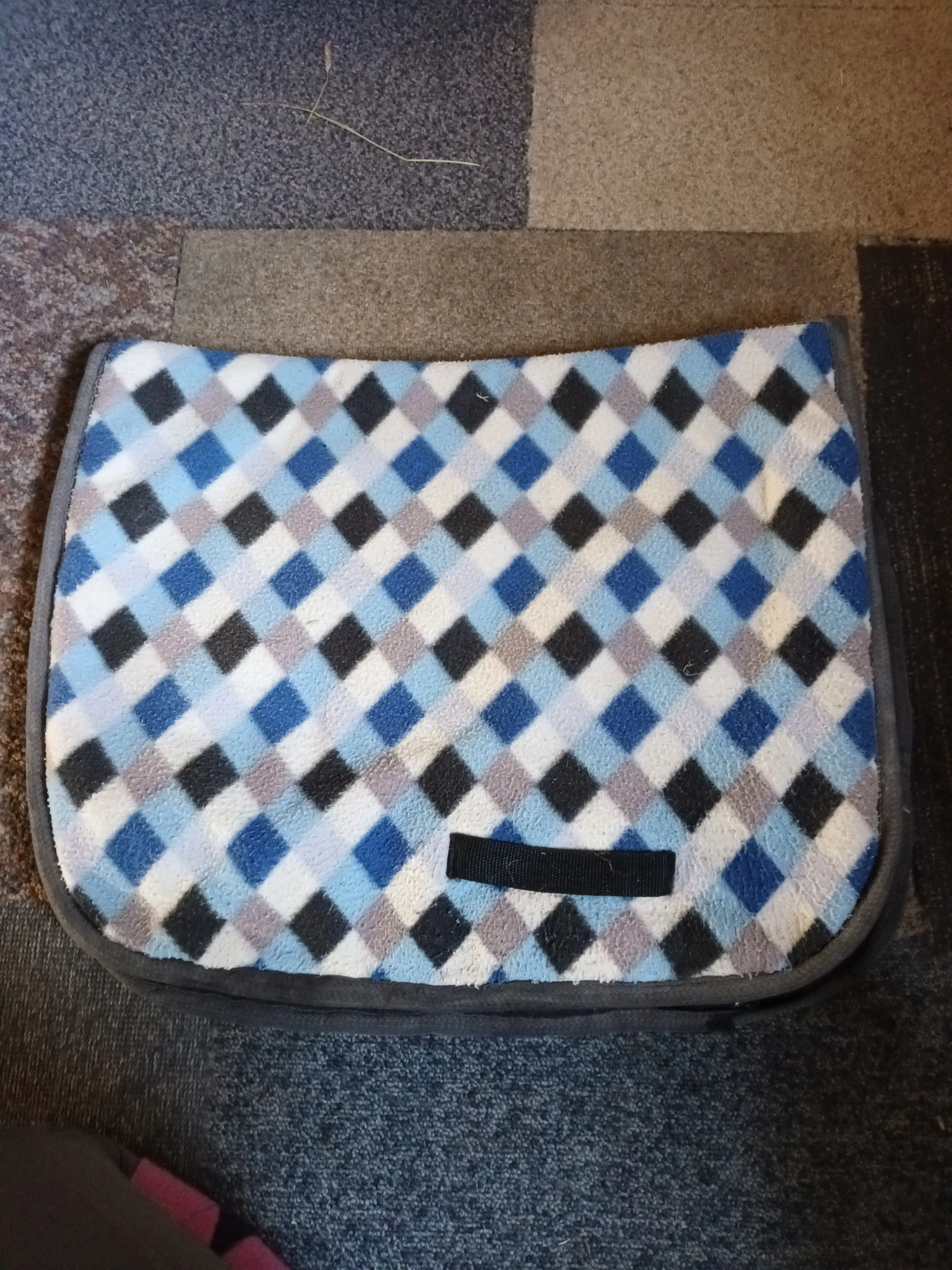 Pony size, checkered, blue, white and grey thick saddle cloth, good condition🤍