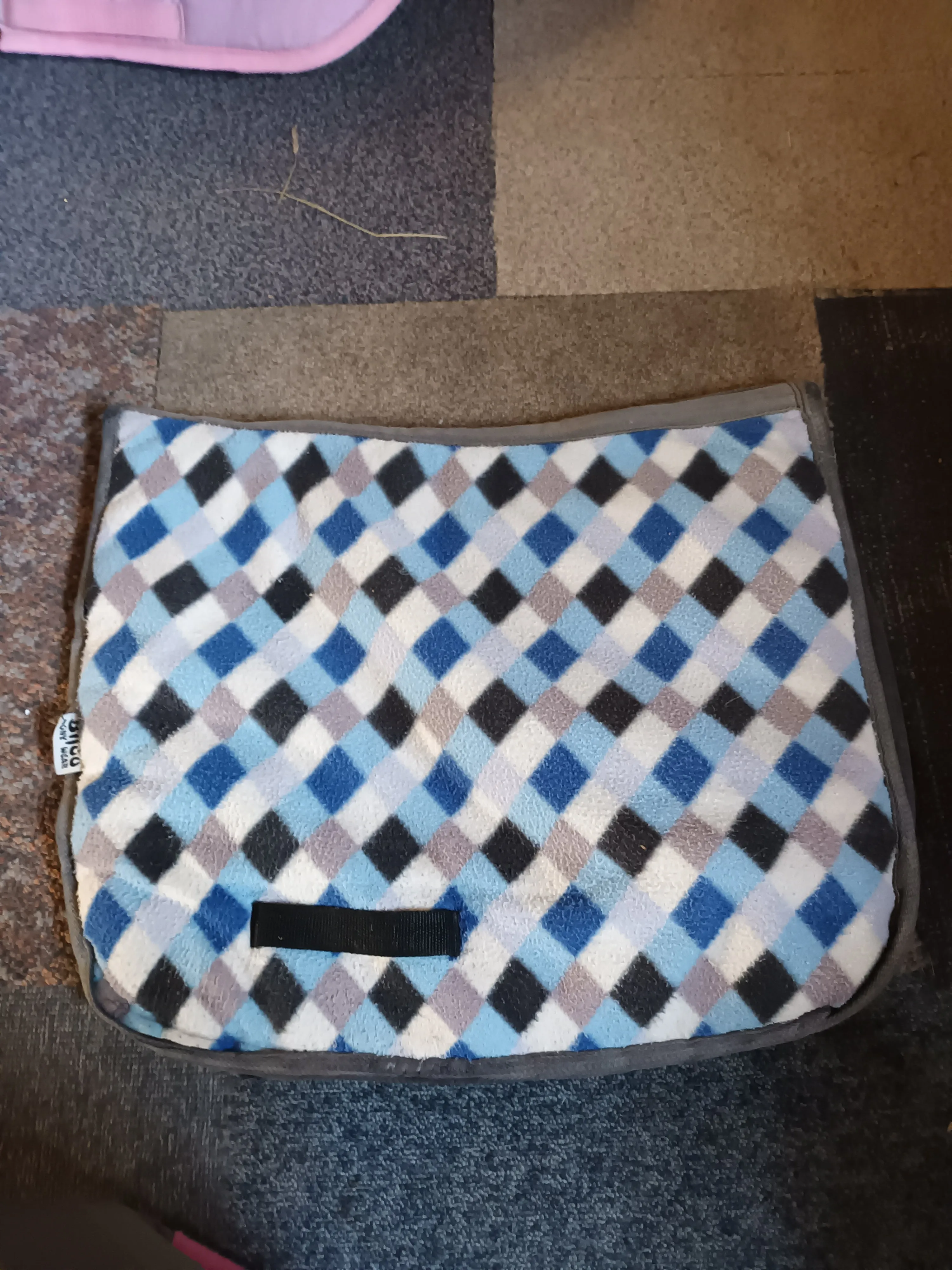 Pony size, checkered, blue, white and grey thick saddle cloth, good condition🤍