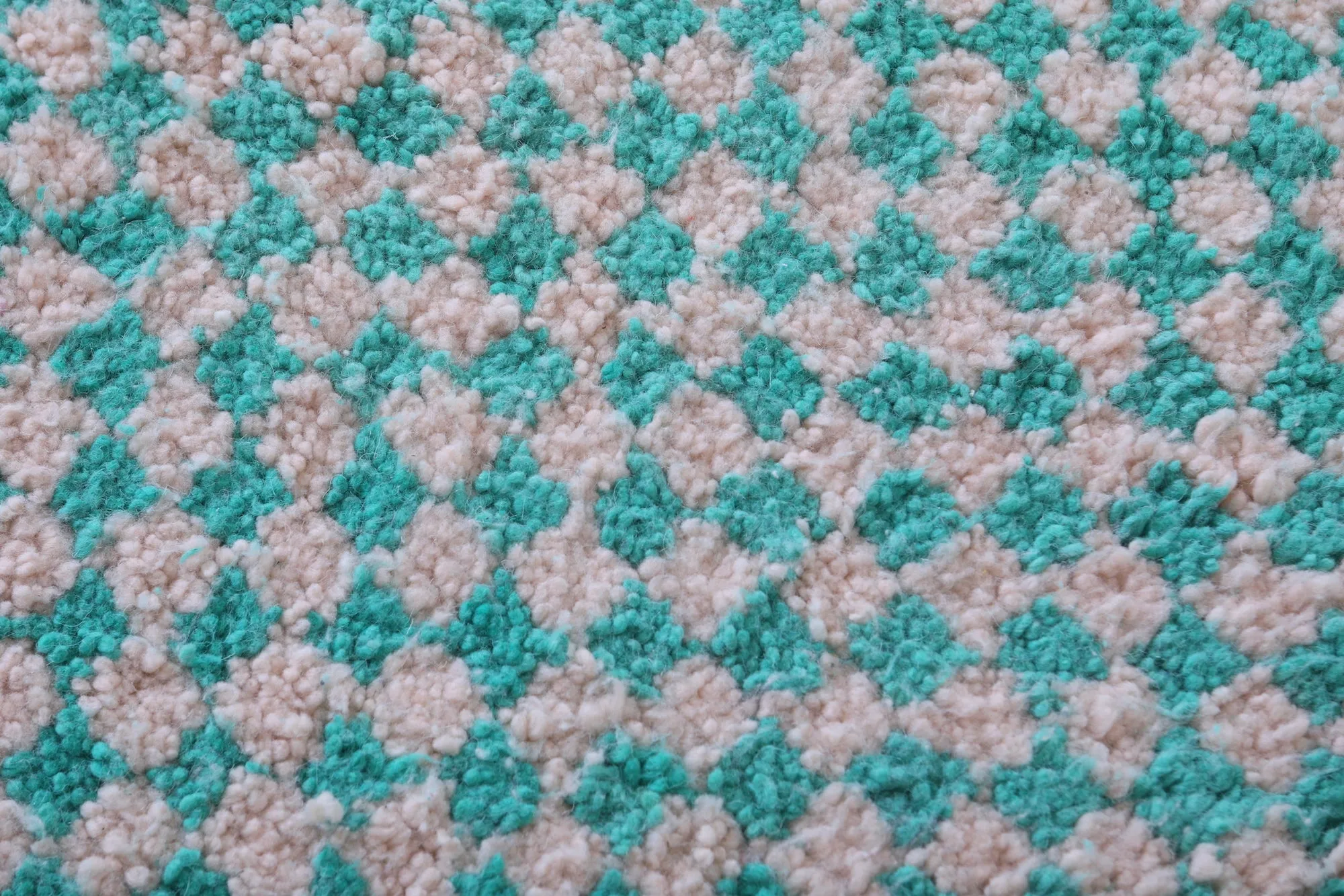 Shaggy Moroccan Green Checkered Rug 4.8 X 6.6 Feet – Handwoven Beauty