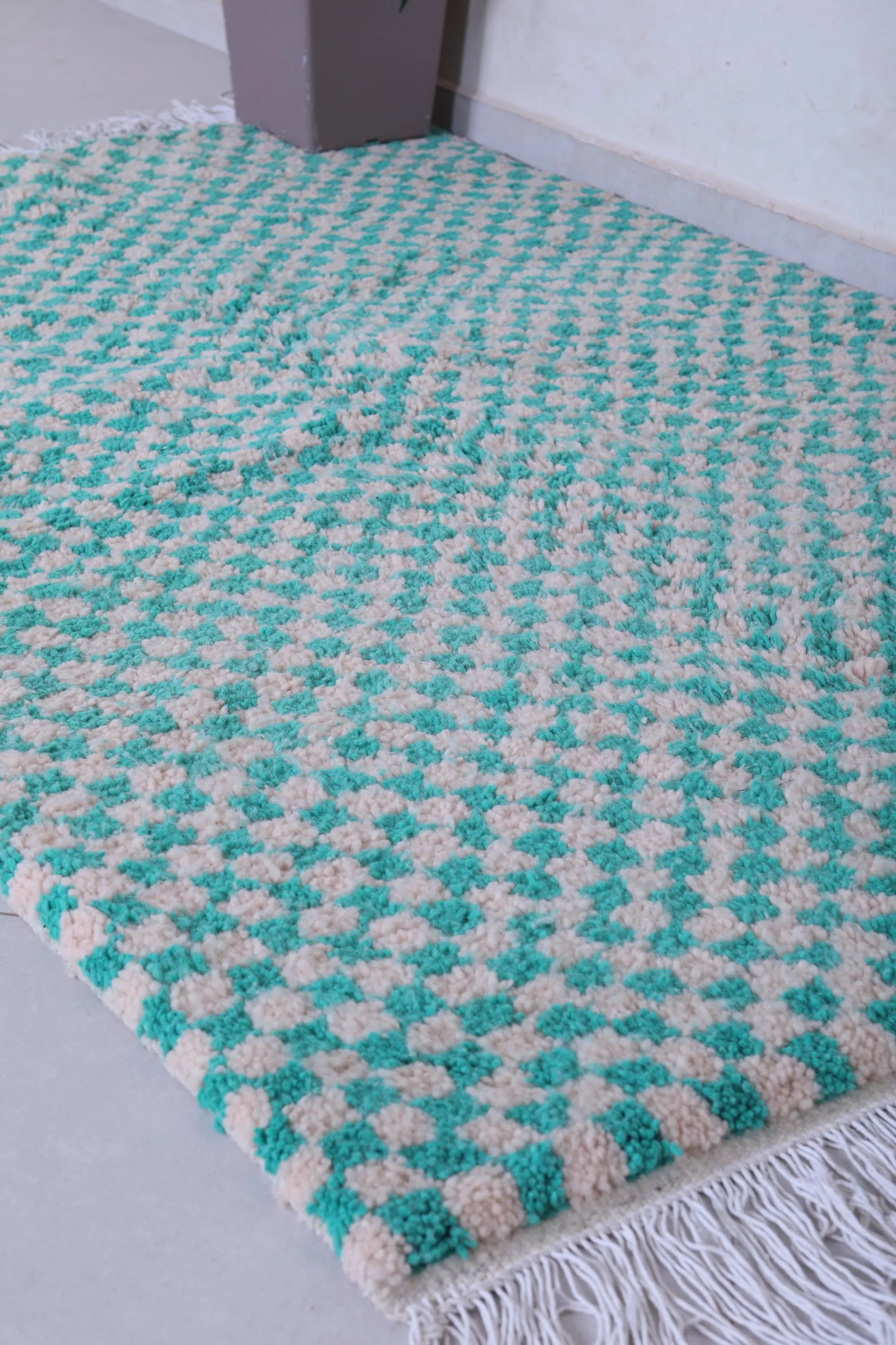 Shaggy Moroccan Green Checkered Rug 4.8 X 6.6 Feet – Handwoven Beauty