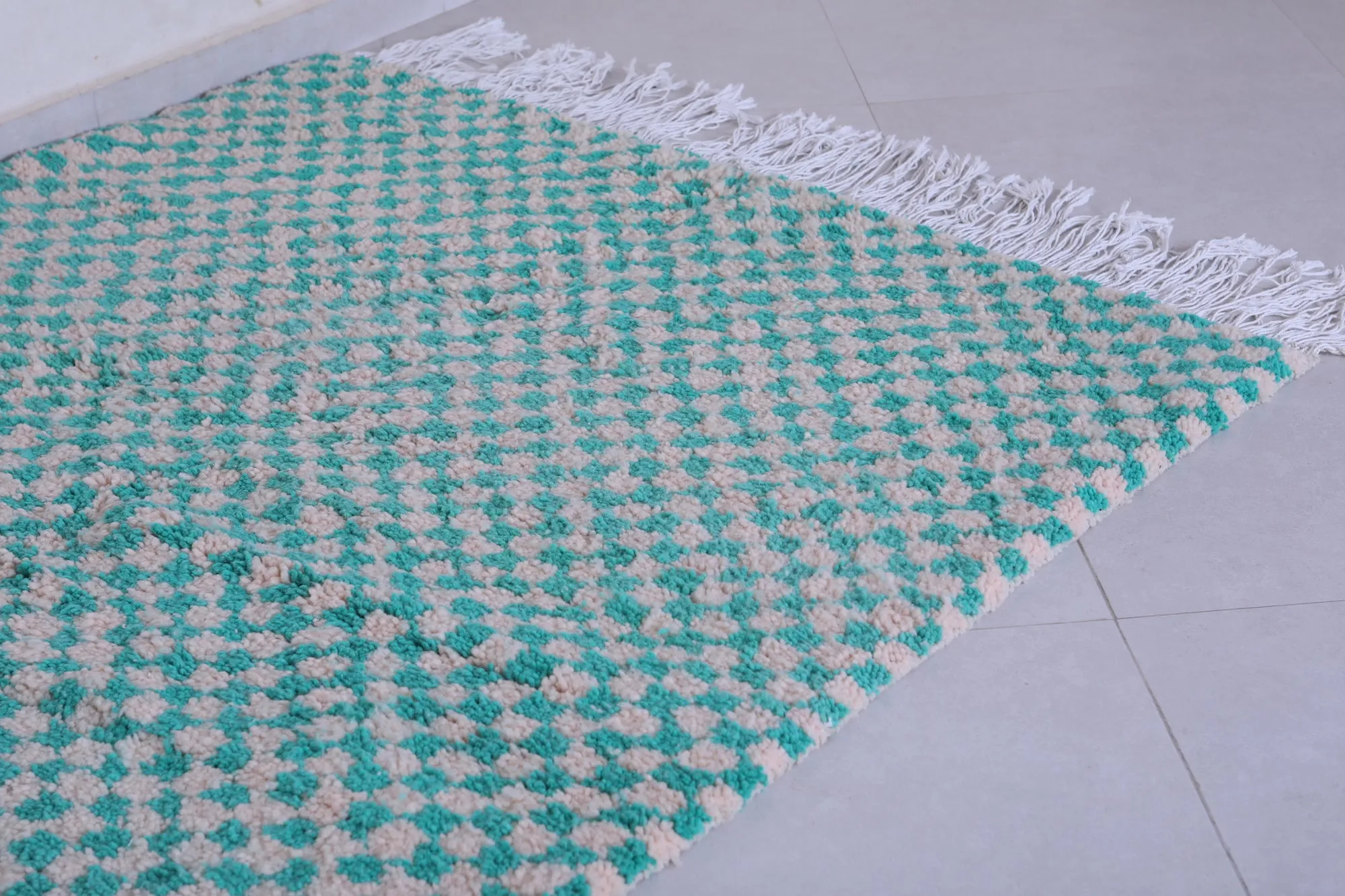 Shaggy Moroccan Green Checkered Rug 4.8 X 6.6 Feet – Handwoven Beauty