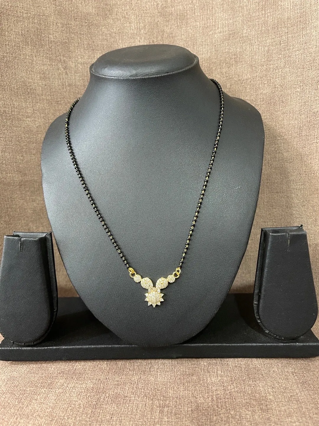 Simple Modern American Diamond Short Mangalsutra Designs Flower Pendant Simple Black Beads Chain
