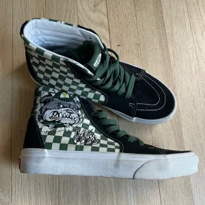 Vans Kids Sk8-Hi in Black With Bull Dog