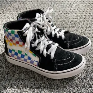 VANS VAULT SK8-HI VLT LX &quot;PRIDE&quot; size 3
